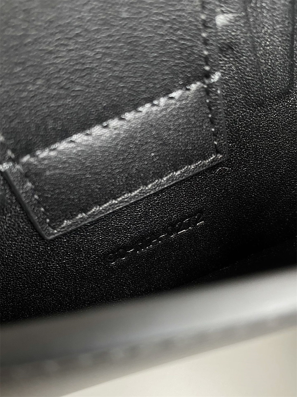 D*0r 30 MONTAIGNE EAST-WEST BAG WITH CHAIN 21 x 12 x 6 cm / 8.5 x 4.5 x 2.5 inches