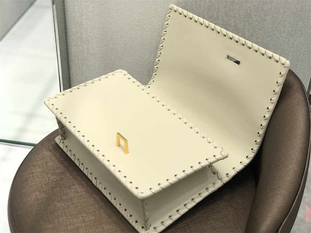 D*0r 30 MONTAIGNE CHAIN BAG WHITE