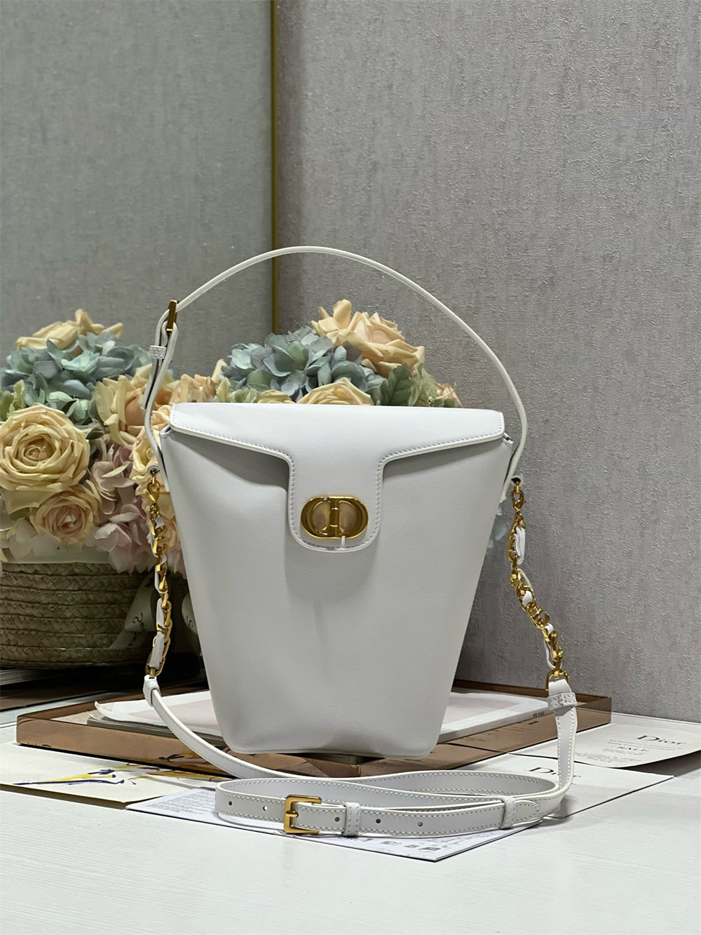 D*0r 30 Montaigne Large Chain Bucket Bag White
