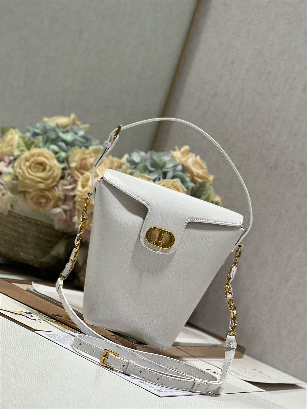D*0r 30 Montaigne Large Chain Bucket Bag White