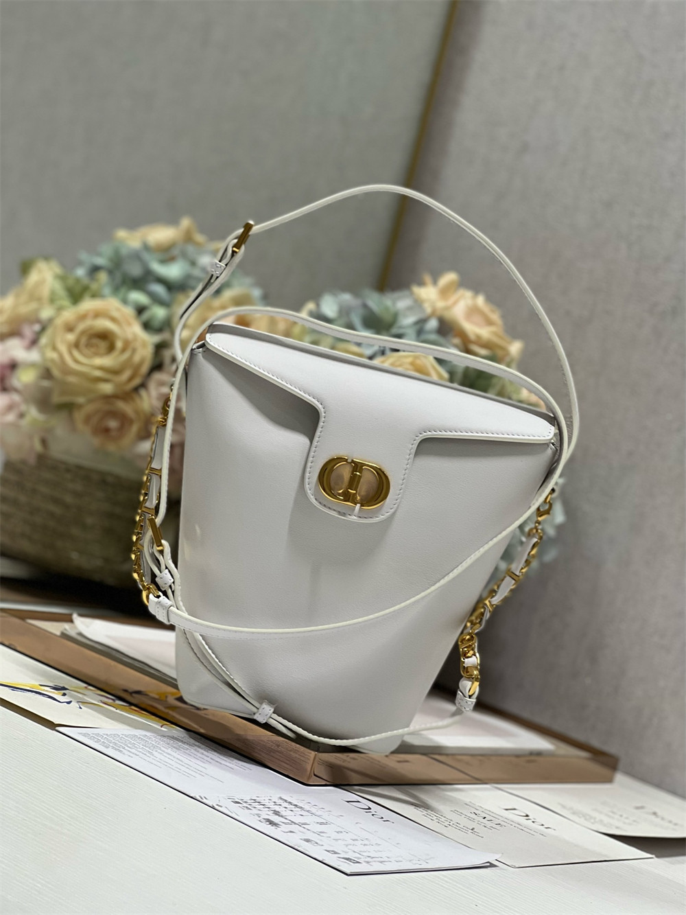 D*0r 30 Montaigne Large Chain Bucket Bag White