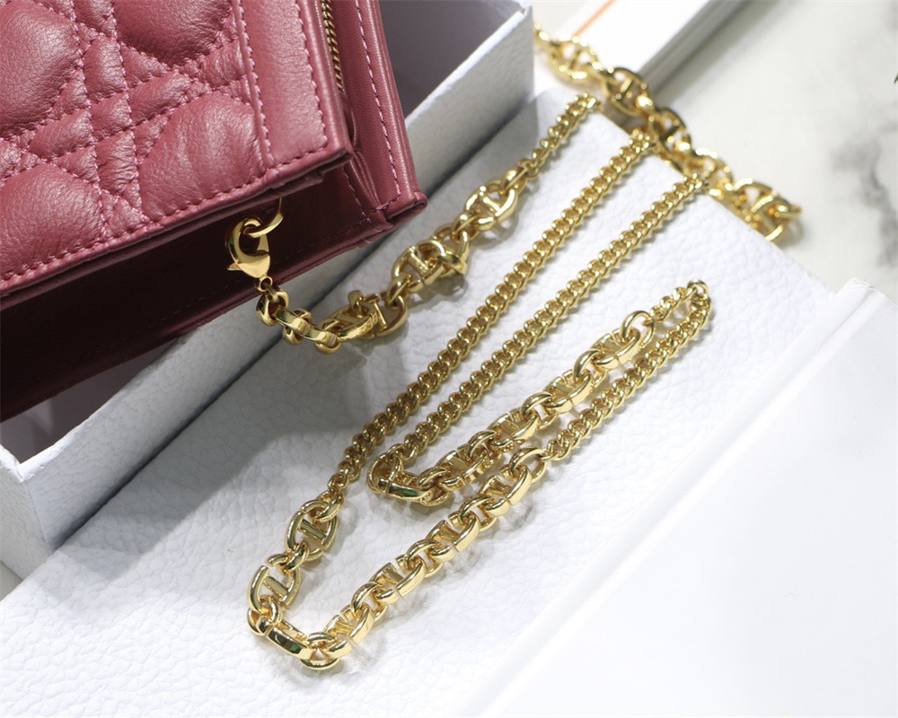 D*0r CARO ZIPPED POUCH WITH CHAIN Red S*pple Cannage Calfskin 19 x 14 x 4.5 cm