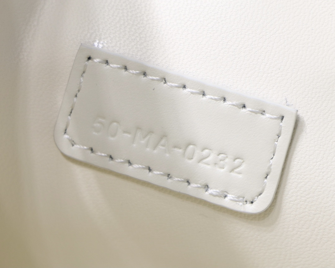 D*0r TRAVEL NOMAD POUCH WHITE