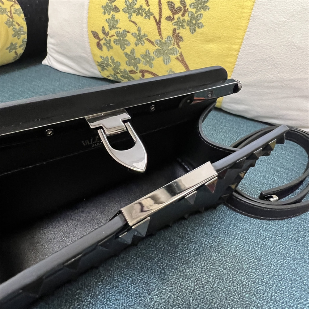 va*t*no GARAVANI ROCKSTUD23 SMALL SMOOTH CALFSKIN SHOULDER BAG BLACK