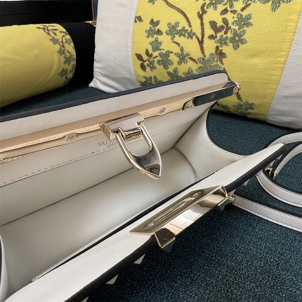 va*t*no GARAVANI ROCKSTUD23 SMALL SMOOTH CALFSKIN SHOULDER BAG IVORY