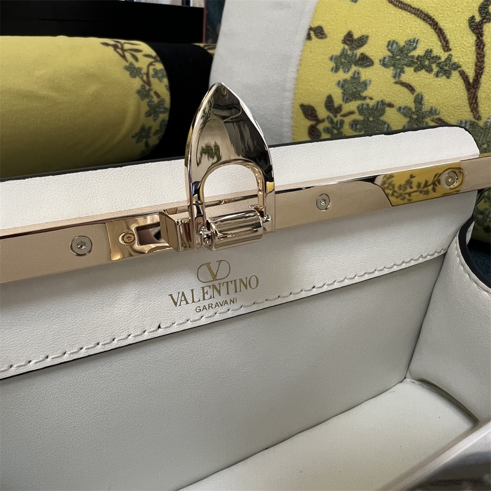 va*t*no GARAVANI ROCKSTUD23 SMALL SMOOTH CALFSKIN SHOULDER BAG IVORY