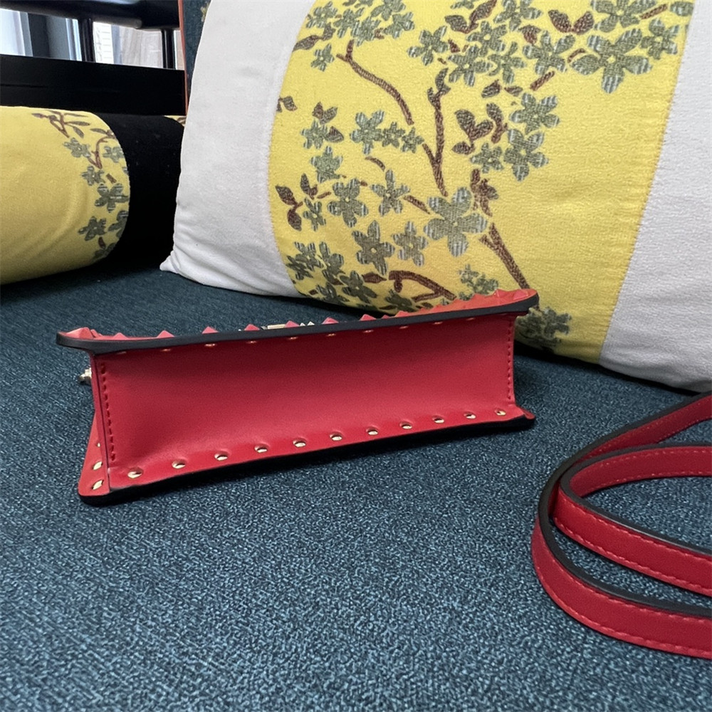 va*t*no GARAVANI ROCKSTUD23 SMALL SMOOTH CALFSKIN SHOULDER BAG RED