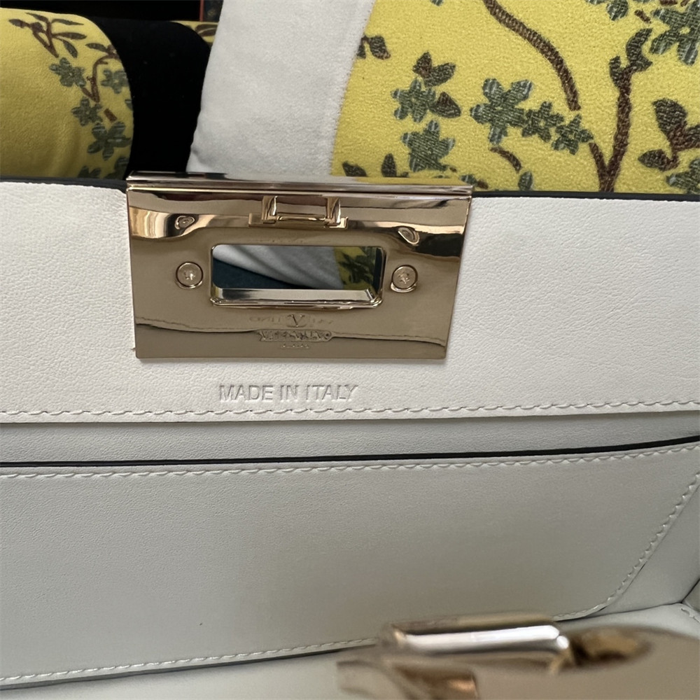 va*t*no GARAVANI ROCKSTUD23 smooth calfskin handbag white