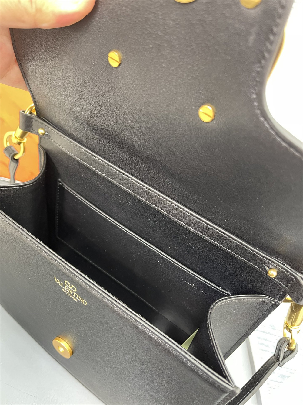 va*t*no GARAVANI LOCÒ CALFSKIN SHOULDER SMALL BAG BLACK 22 x 16  x 7 cm