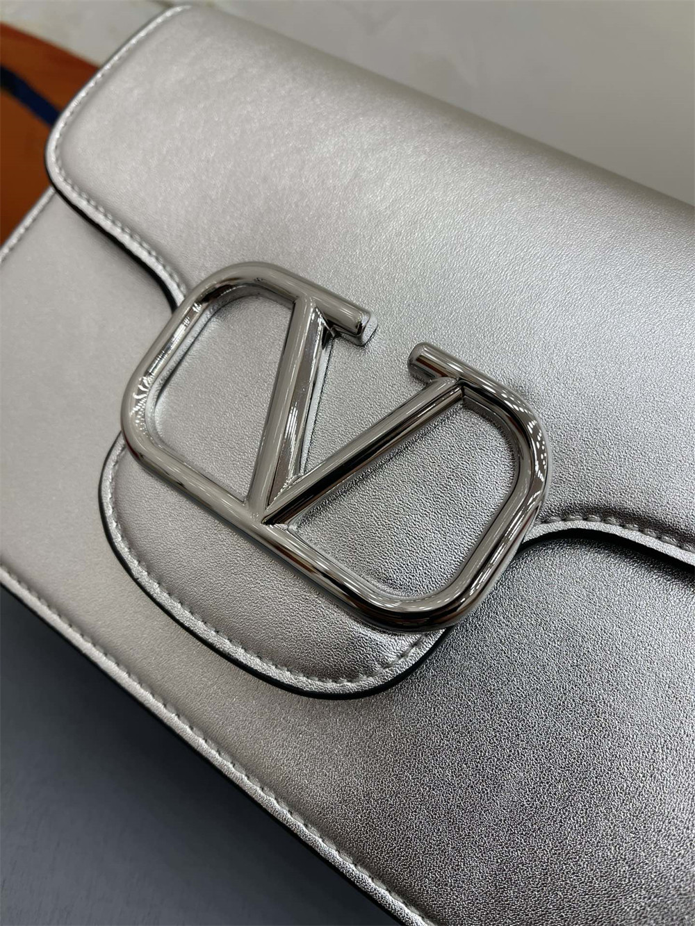 va*t*no GARAVANI LOCÒ CALFSKIN SHOULDER SMALL BAG SILVER 22 x 16  x 7 cm