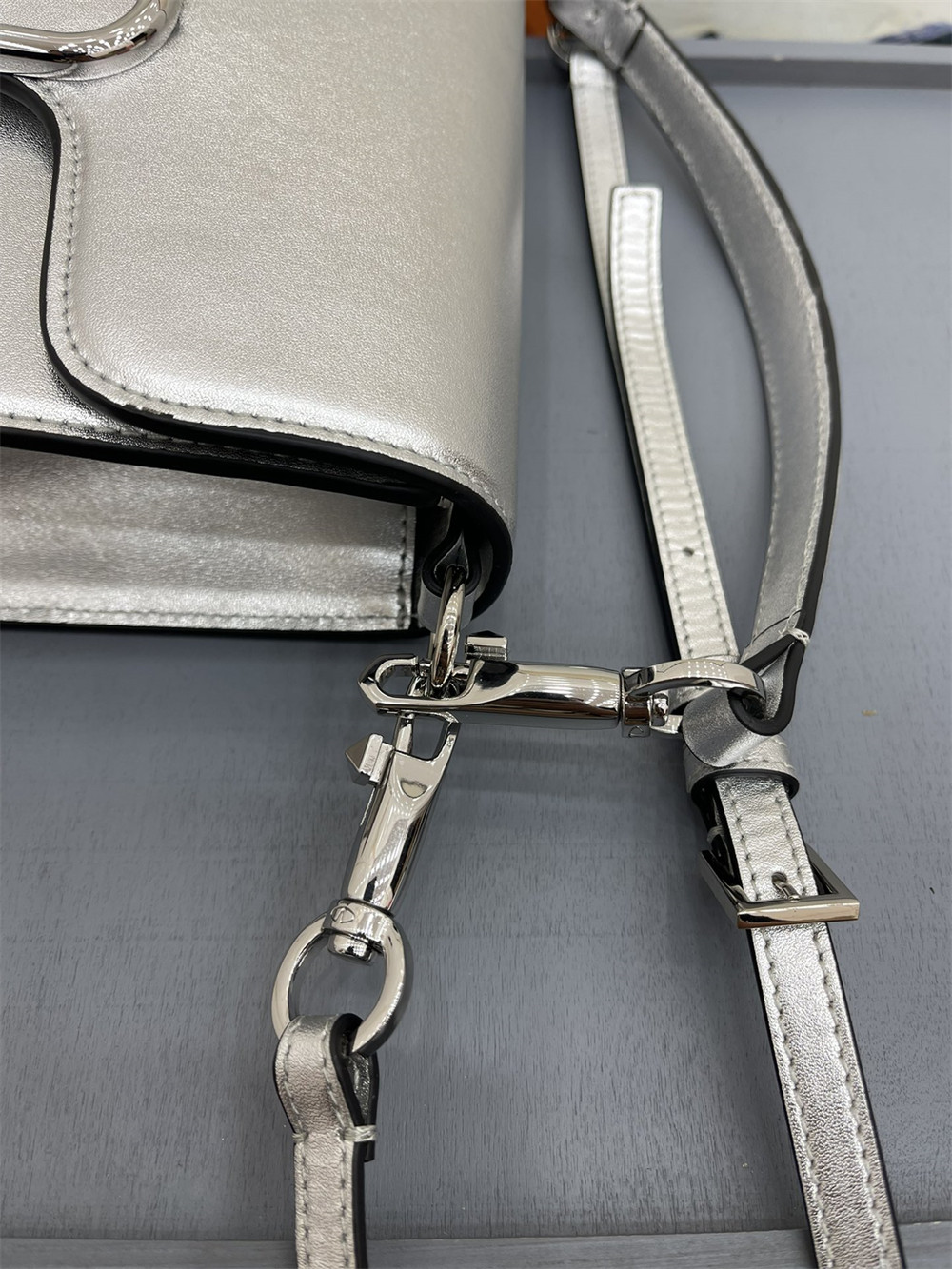 va*t*no GARAVANI LOCÒ CALFSKIN SHOULDER SMALL BAG SILVER 22 x 16  x 7 cm