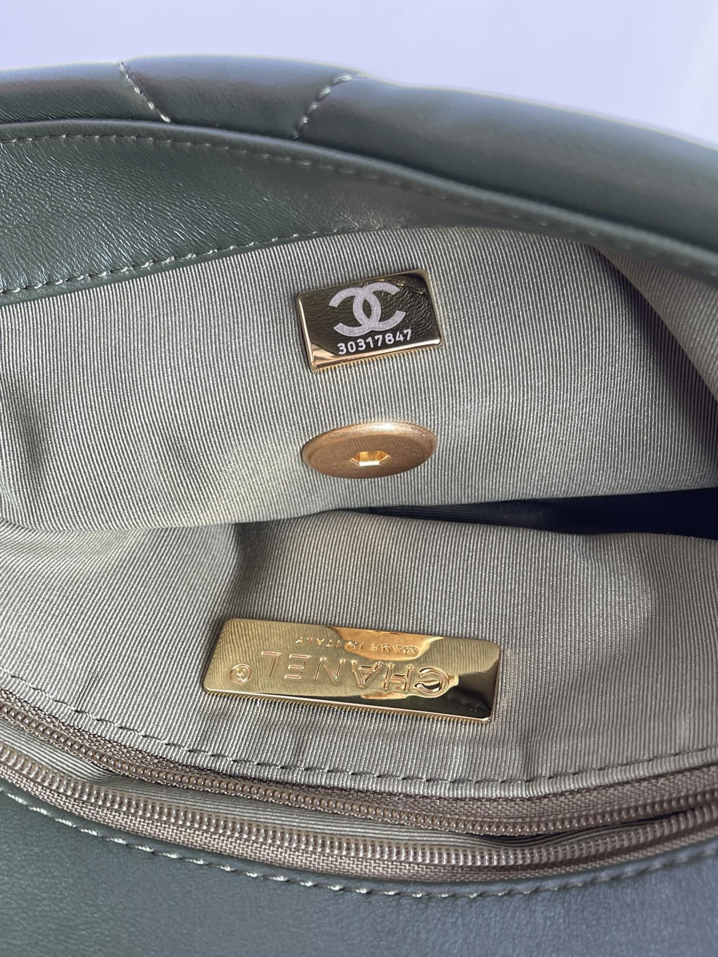 Ch*el 19 HANDBAG Shiny Leather, Gold-Tone, Silver-Tone & Ruthenium-Finish Metal Dark Green 6.2 × 10.1 × 3.5 in