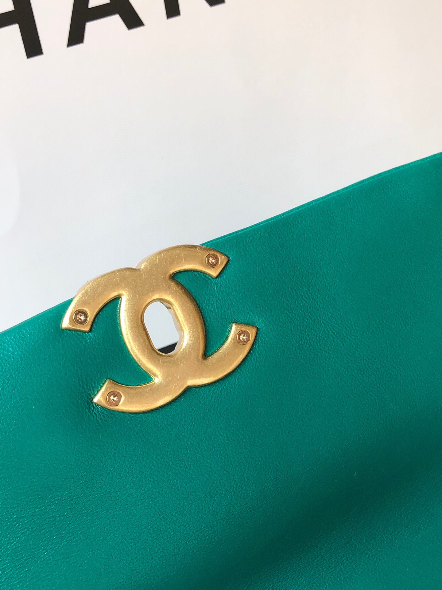 Ch*el 19 HANDBAG Shiny Leather, Gold-Tone, Silver-Tone & Ruthenium-Finish Metal Green 6.2 × 10.1 × 3.5 in