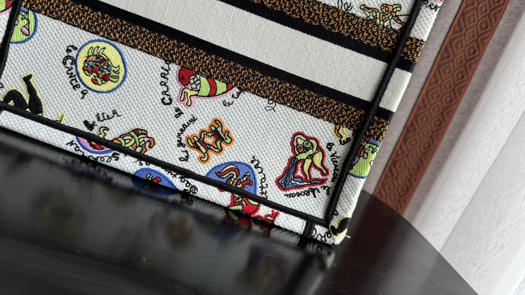 Small D*0r BOOK TOTE WHITE MULTICOLOR DRAGON ZODIAC EMBROIDERY 10.5 x 8.5 x 5.5 inches