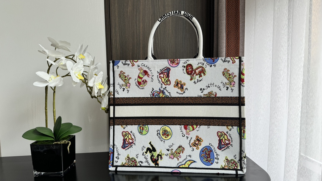 Large D*0r BOOK TOTE WHITE MULTICOLOR DRAGON ZODIAC EMBROIDER 16.5 x 14 x 7.5 inches
