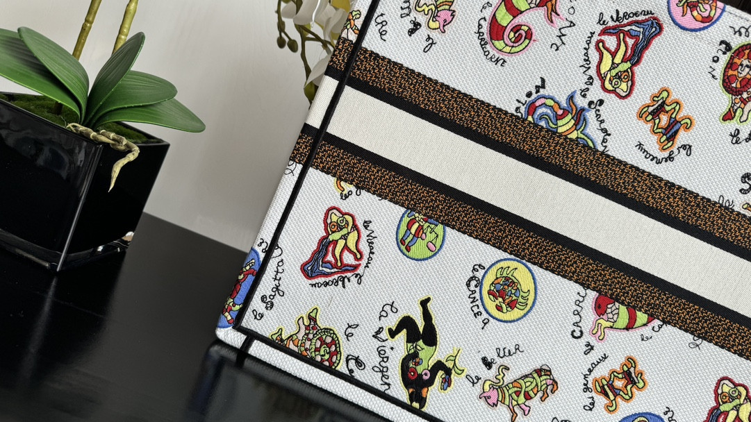 Large D*0r BOOK TOTE WHITE MULTICOLOR DRAGON ZODIAC EMBROIDER 16.5 x 14 x 7.5 inches