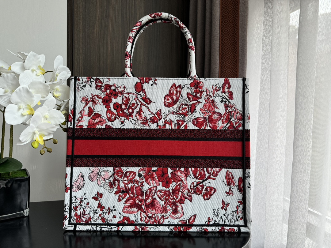 Large D*0r BOOK TOTE WHITE AND RED LE CŒUR DES PAPILLONS EMBROIDERY 16.5 x 14 x 7.5 inches