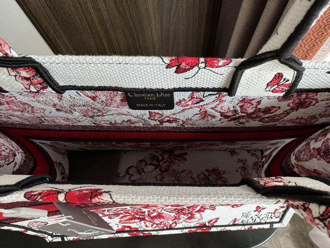 Large D*0r BOOK TOTE WHITE AND RED LE CŒUR DES PAPILLONS EMBROIDERY 16.5 x 14 x 7.5 inches