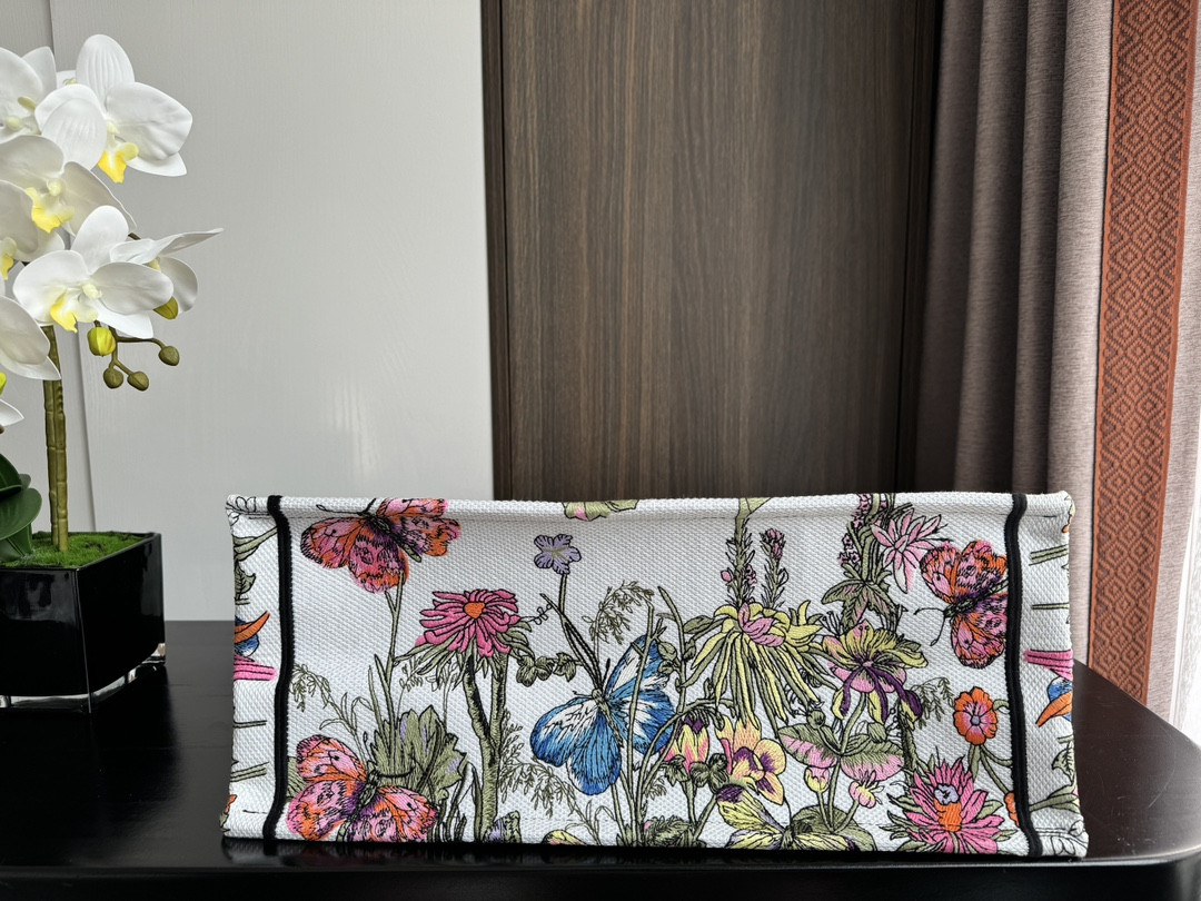 Large D*0r BOOK TOTE WHITE MULTICOLOR MEXICO MILLEFIORI EMBROIDERY 16.5 x 14 x 7.5 inches