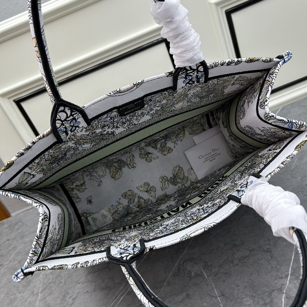 Large D*0r BOOK TOTE WHITE MULTICOLOR TOILE DE JOUY MEXICO EMBROIDERY 16.5 x 14 x 7.5 inches