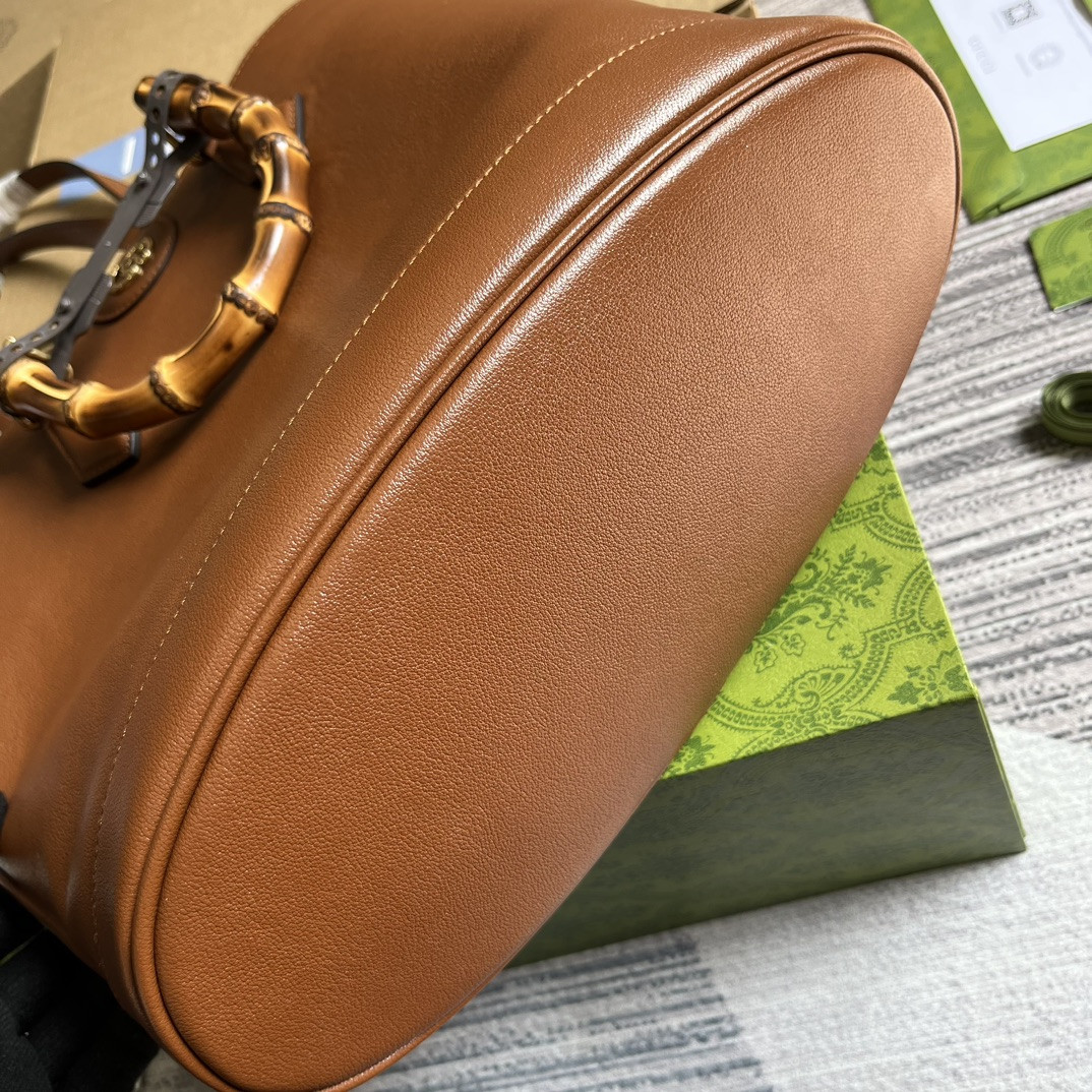 G*u*i DIANA MEDIUM TOTE BAG Cuir 31W x 27H x 15D CM