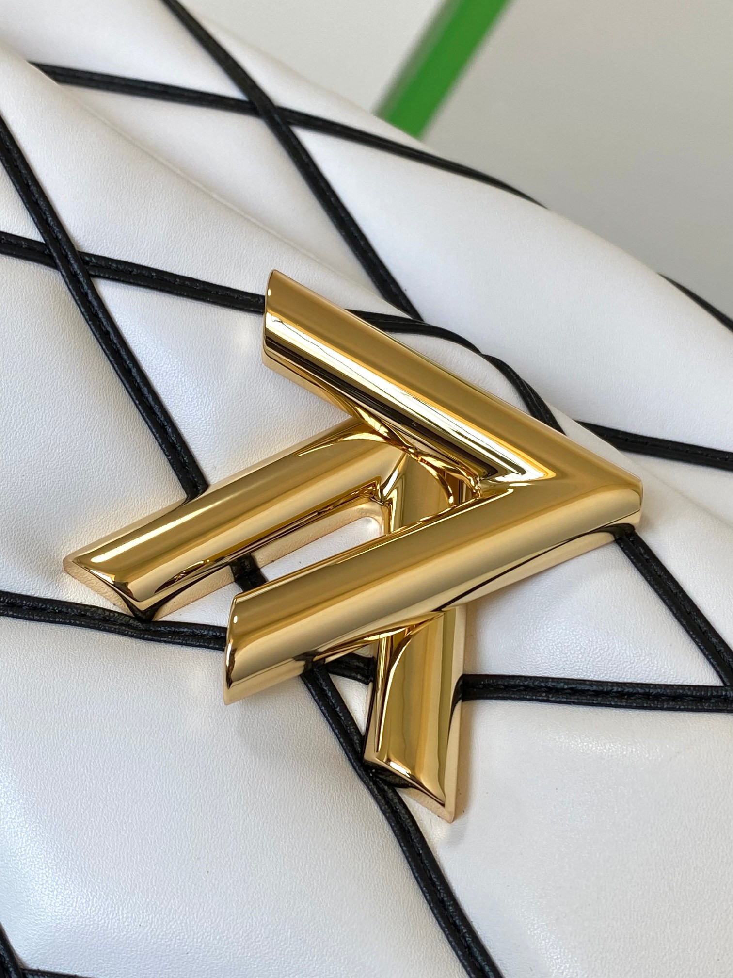 L0*is V*t0n GO-14 GM WHITE 12.2 x 7.7 x 4.3 inches