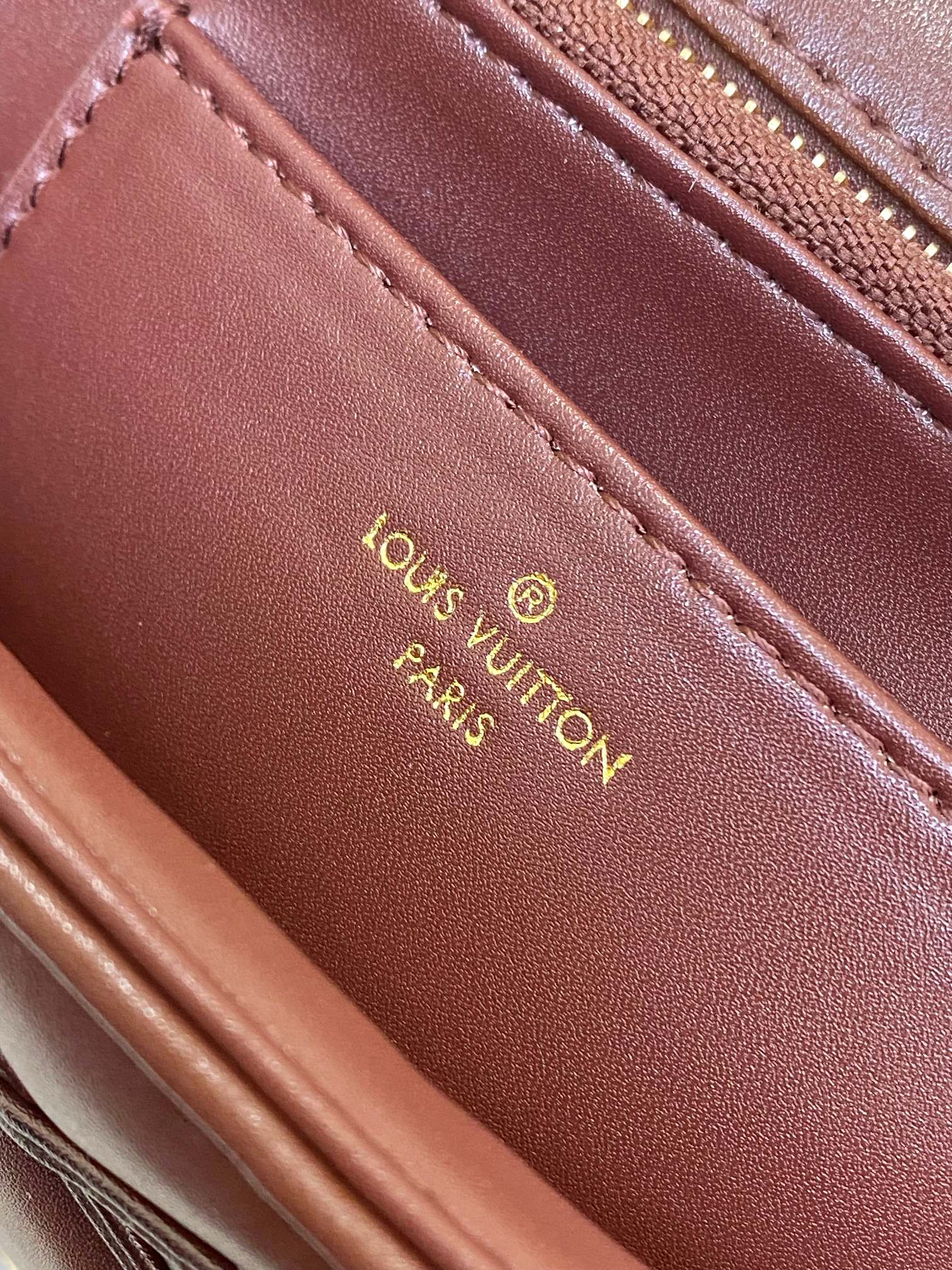 L0*is V*t0n GO-14 GM red 12.2 x 7.7 x 4.3 inches