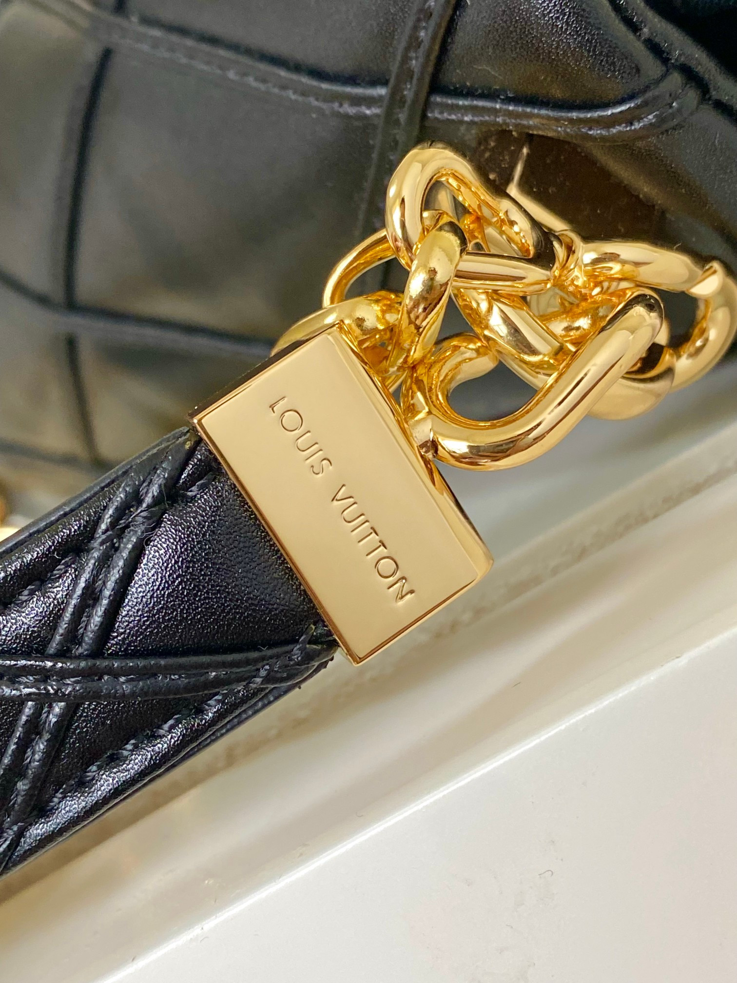 L0*is V*t0n M22891 GO-14 MM 9.1 x 6.3 x 3.9 inches