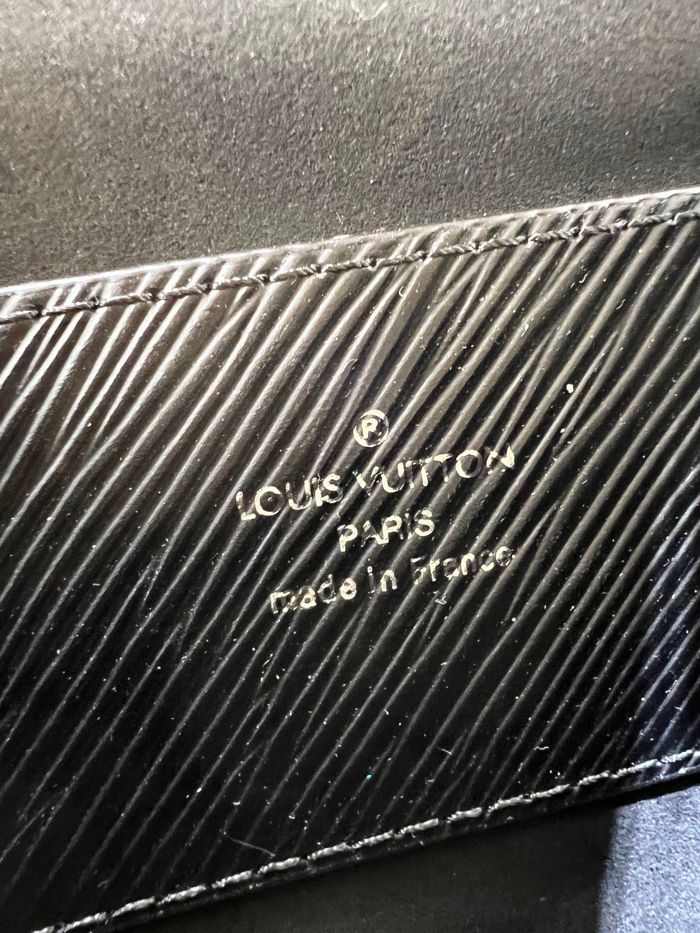 L0*is V*t0n Twist MM Black 9.1 x 6.7 x 3.7 inches