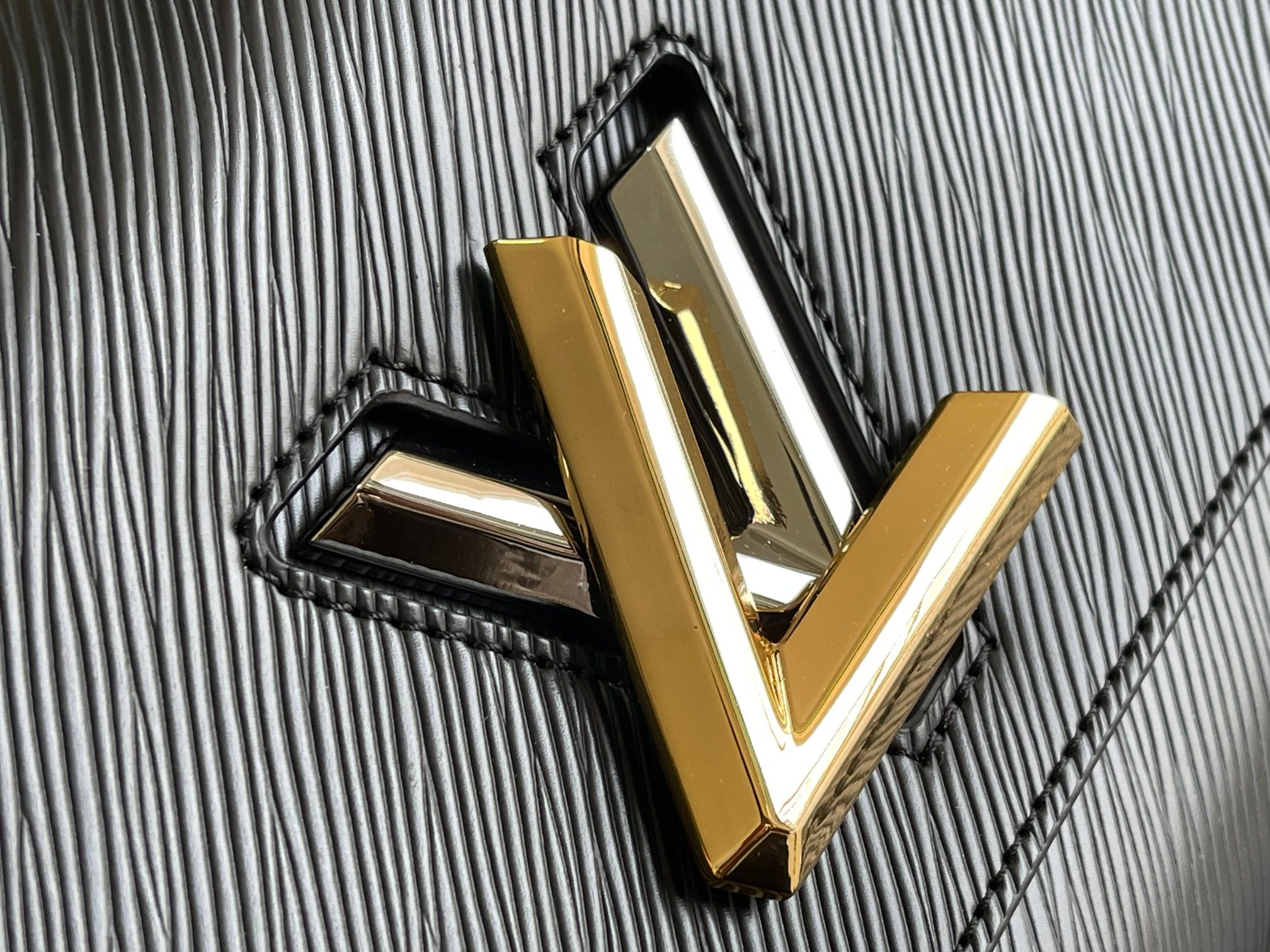 L0*is V*t0n M21025 Twist MM 9.1 x 6.7 x 3.7 inches