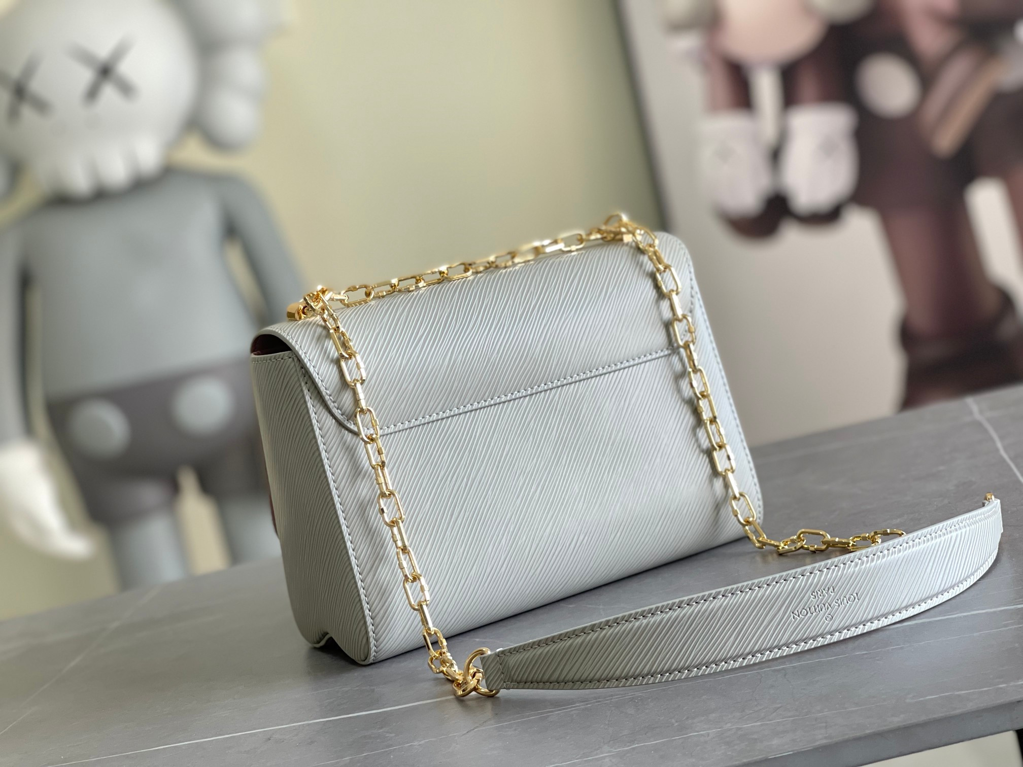 L0*is V*t0n Twist MM white 9.1 x 6.7 x 3.7 inches