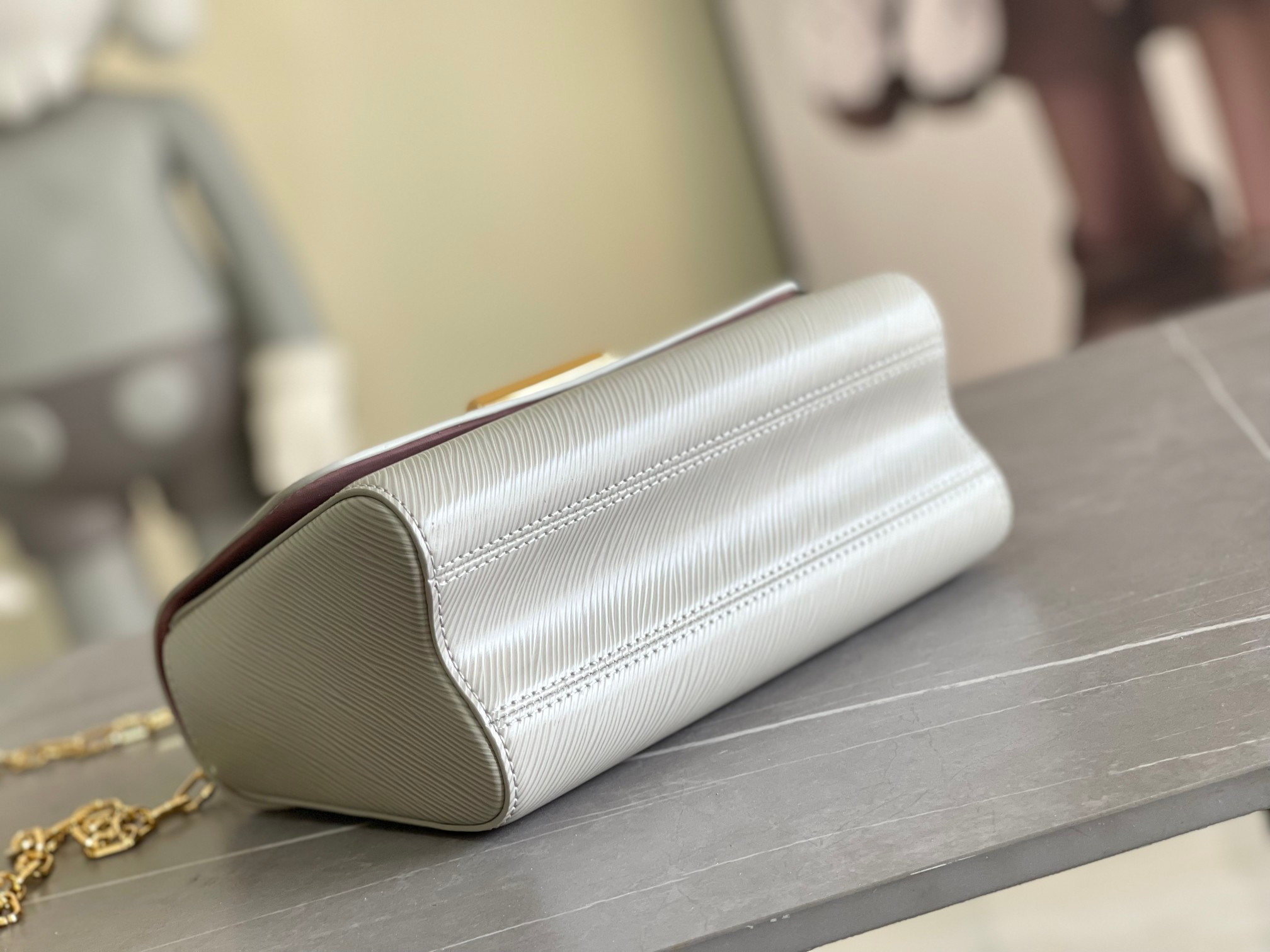 L0*is V*t0n Twist MM white 9.1 x 6.7 x 3.7 inches