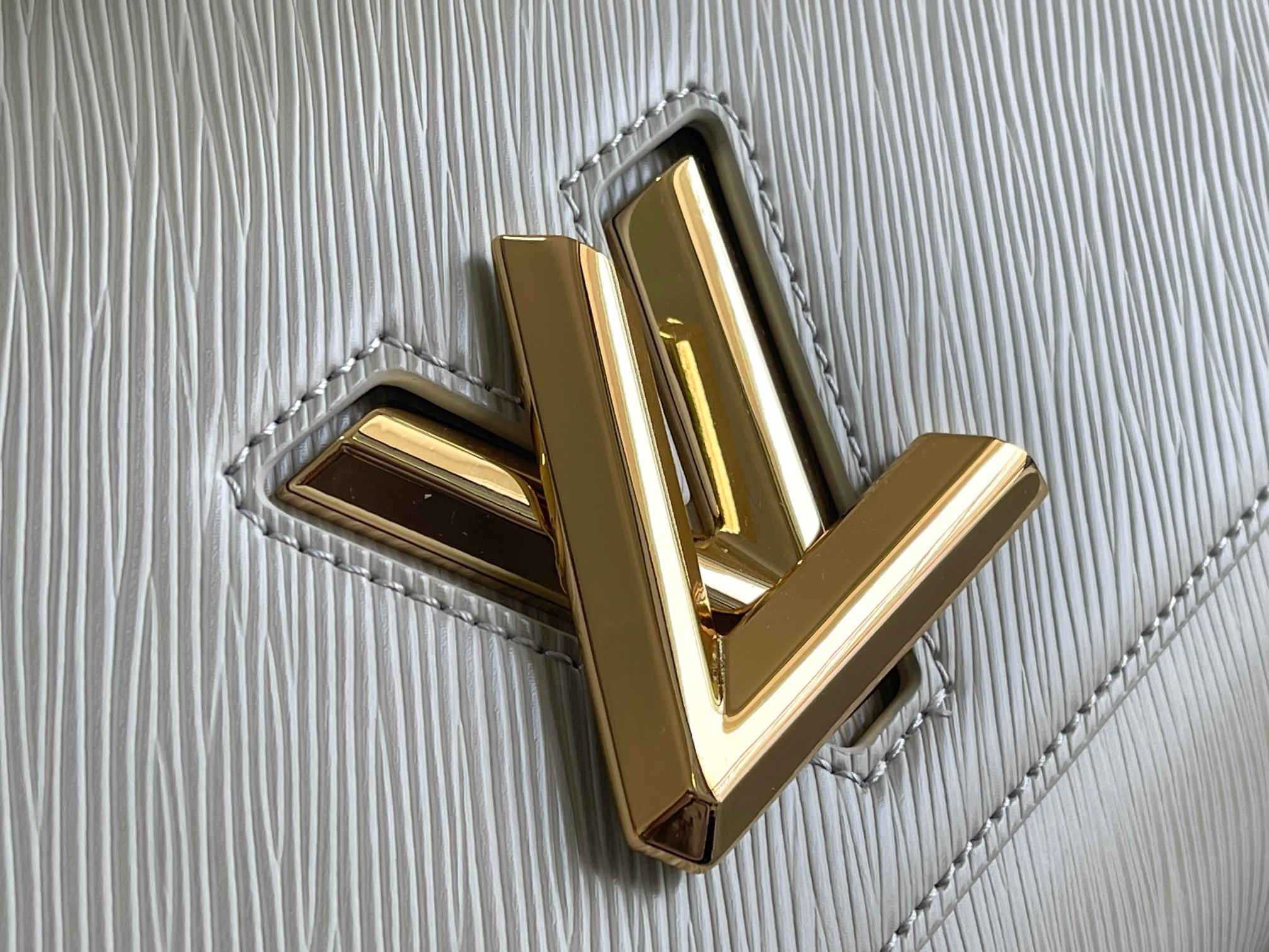 L0*is V*t0n Twist MM white 9.1 x 6.7 x 3.7 inches