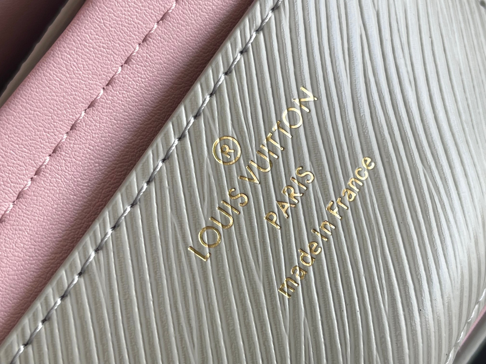 L0*is V*t0n Twist MM white 9.1 x 6.7 x 3.7 inches