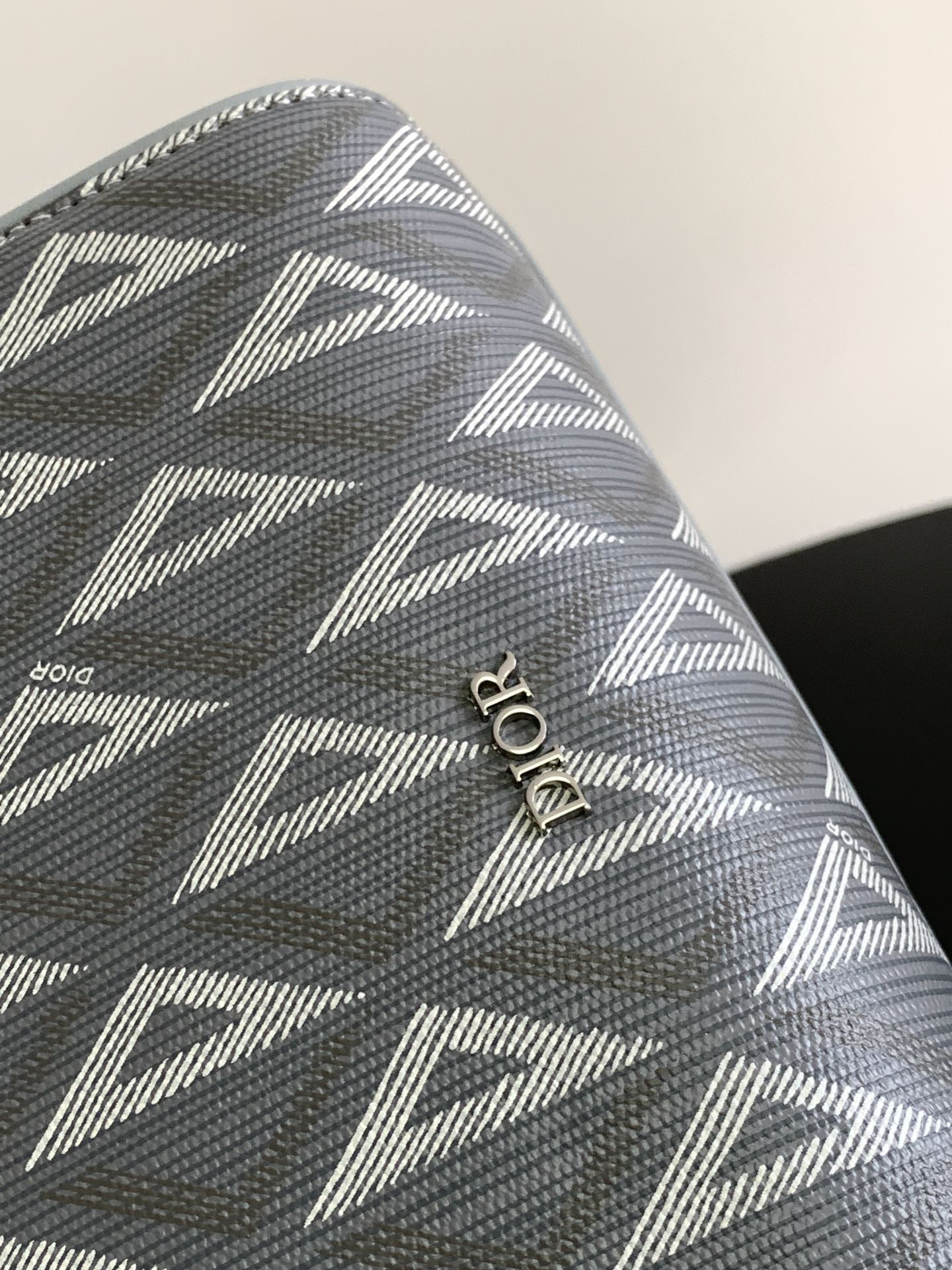 D*0r Lingot Toiletry Bag Gray Mirage Technical Fabric 8.5 x 5 x 4 inches