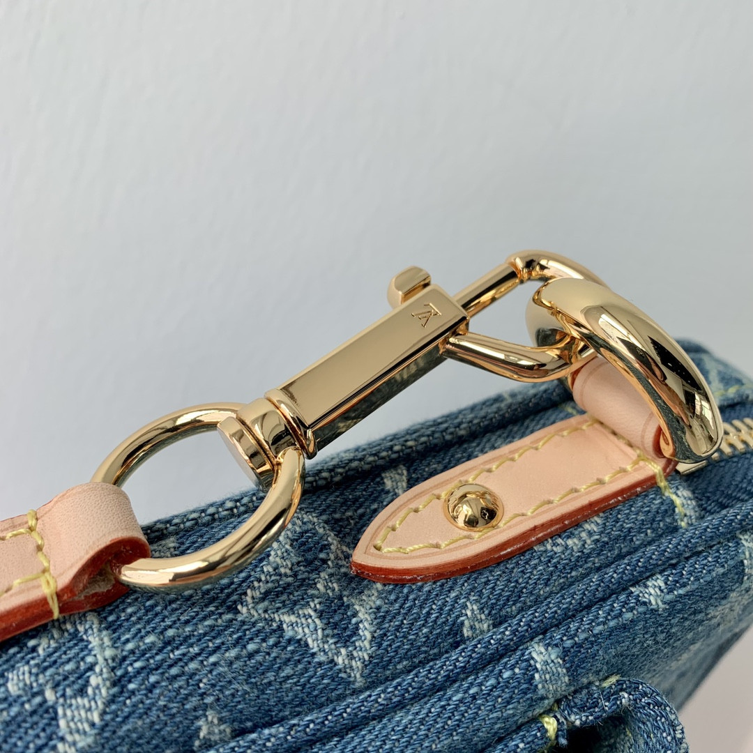 L0*is V*t0n M82948 Fairfax Pochette 5.5 x 7.1 x 1.1 inches