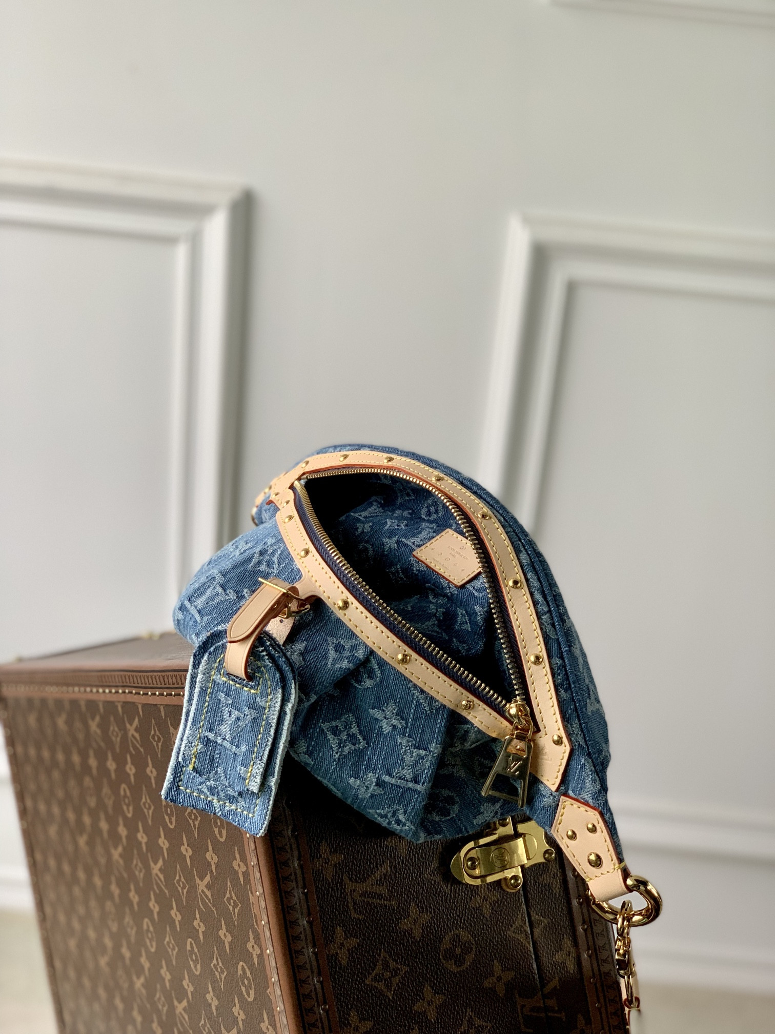 L0*is V*t0n M46837 High Rise 15 x 6.3 x 3.1 inches