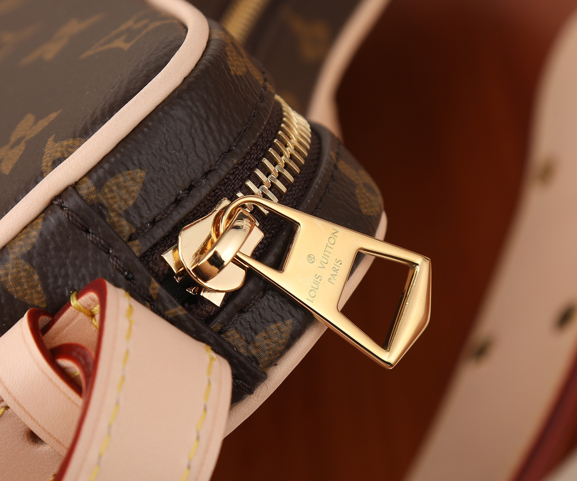 L0*is V*t0n M46828 Croissant MM 9.8 x 5.9 x 2 inches