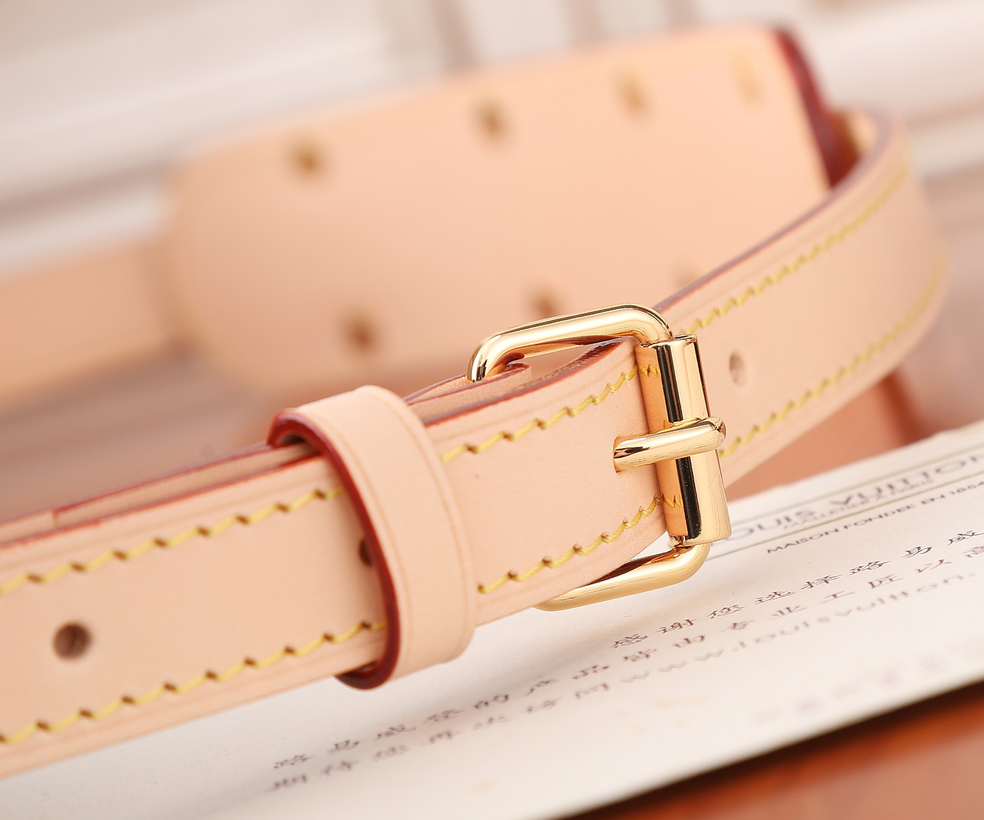 L0*is V*t0n M46828 Croissant MM 9.8 x 5.9 x 2 inches