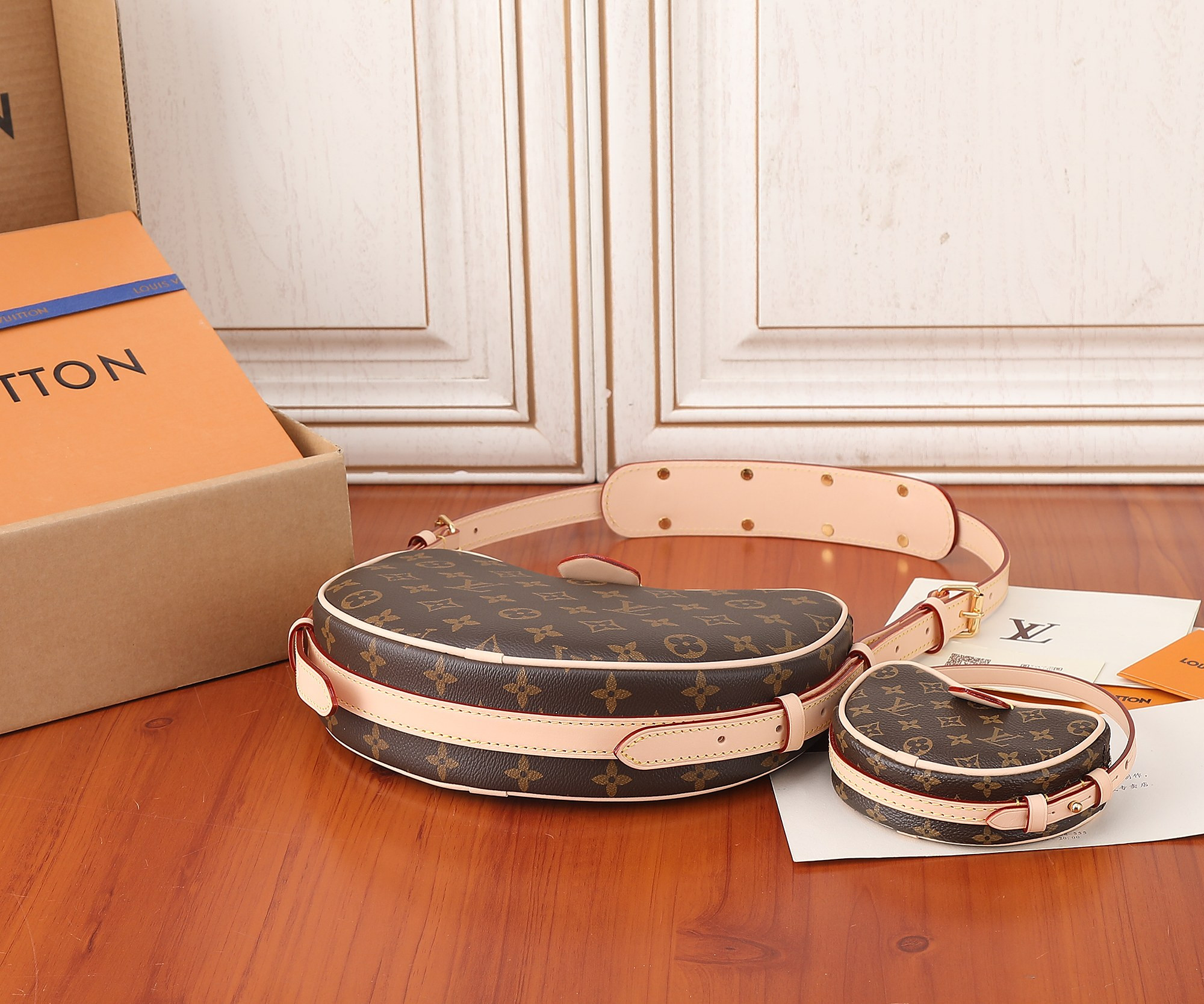 L0*is V*t0n M46828 Croissant MM 9.8 x 5.9 x 2 inches