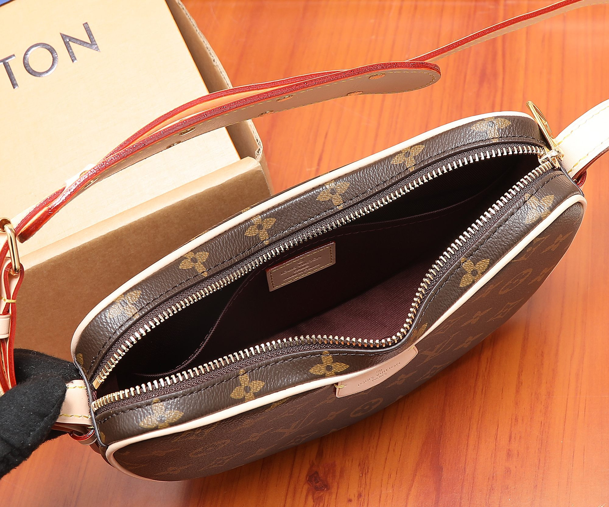 L0*is V*t0n M46828 Croissant MM 9.8 x 5.9 x 2 inches