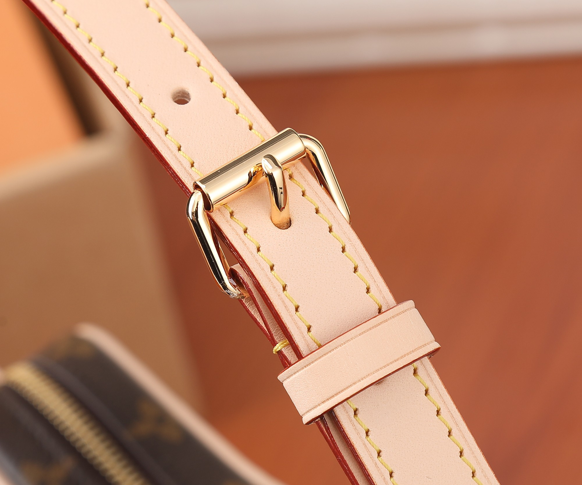 L0*is V*t0n M46828 Croissant MM 9.8 x 5.9 x 2 inches