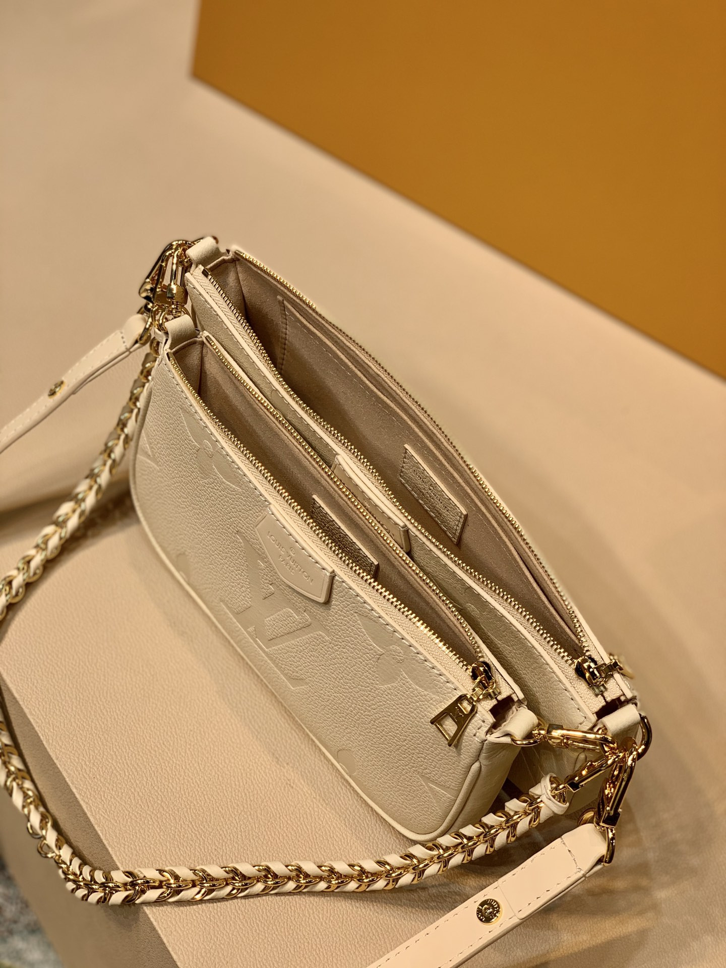 L0*is V*t0n M46568 Multi Pochette Accessoires 9.4 x 5.3 x 1.6 inches