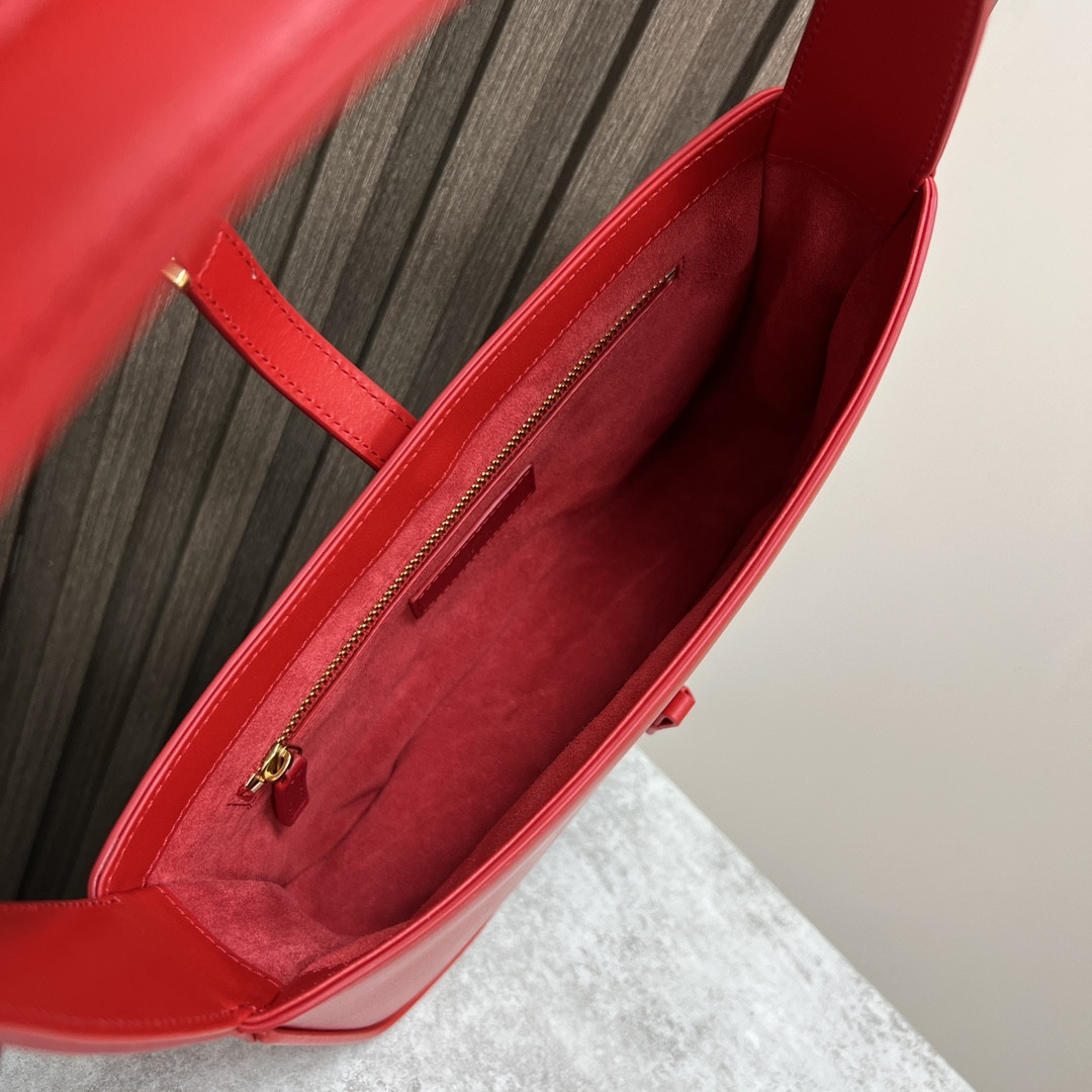 Y*L LE 5 À 7 IN SMOOTH LEATHER SHINY RED 9 X 6.3 X 2.5 INCHES