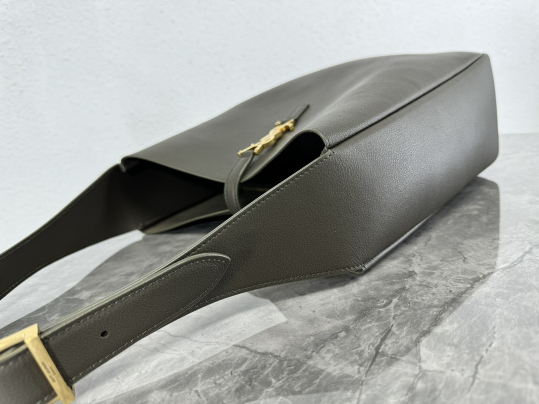 Y*L LE 5 À 7 S*pPLE LARGE IN SMOOTH LEATHER LIGHT MUSK 11.8" X 11" X 4.3"