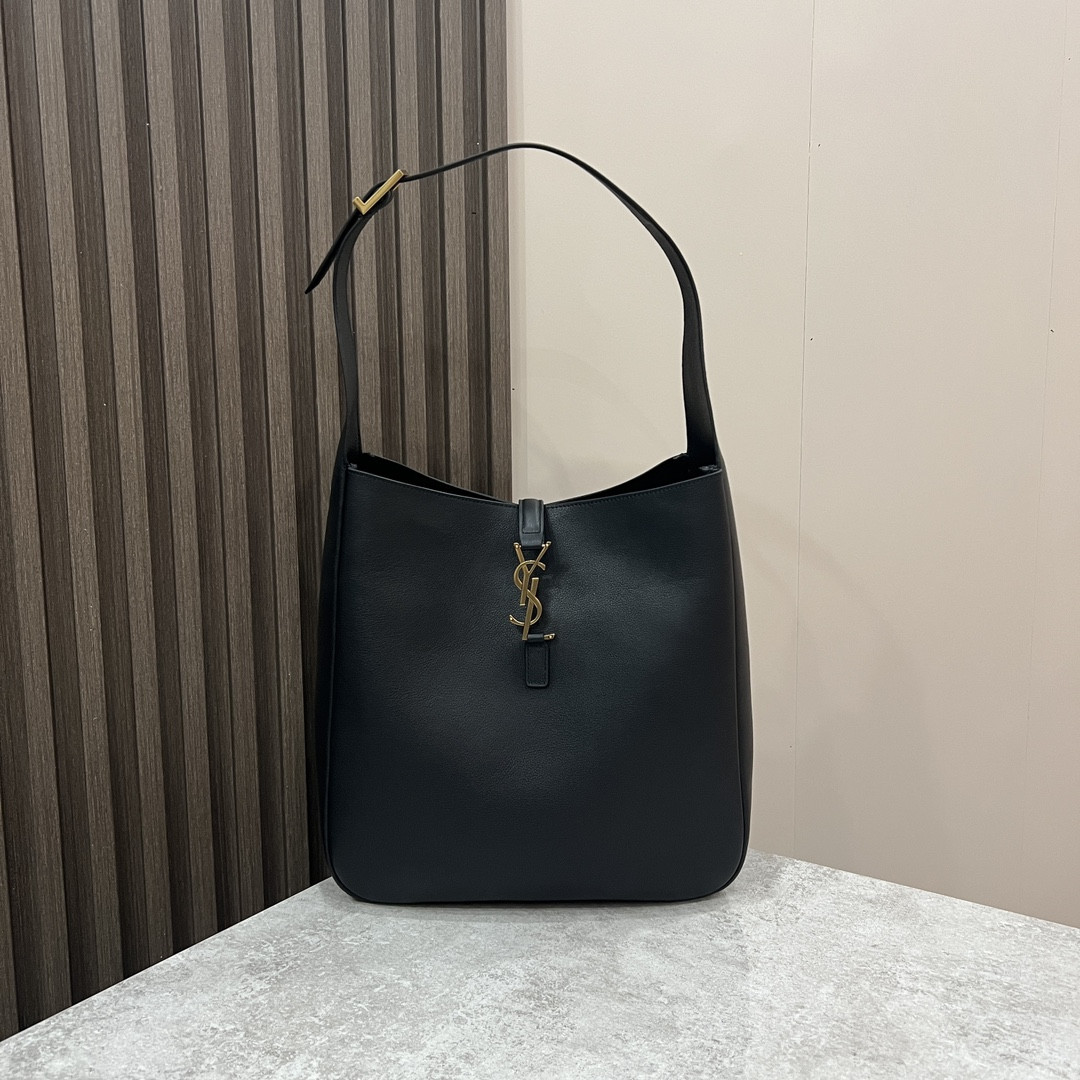 Y*L LE 5 À 7 S*pPLE LARGE IN SMOOTH LEATHER BLACK 11.8" X 11" X 4.3"