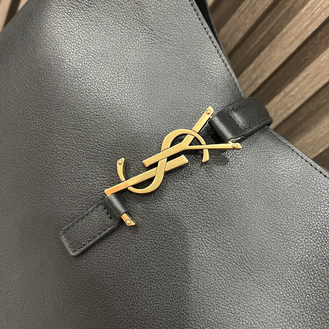 Y*L LE 5 À 7 S*pPLE LARGE IN SMOOTH LEATHER BLACK 11.8" X 11" X 4.3"