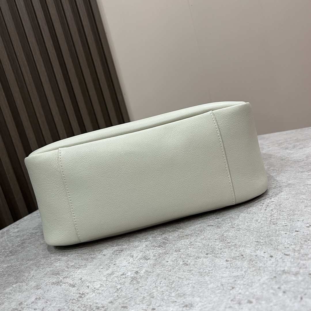 Y*L LE 5 À 7 S*pPLE LARGE IN SMOOTH LEATHER BLANC VINTAGE 11.8" X 11" X 4.3"