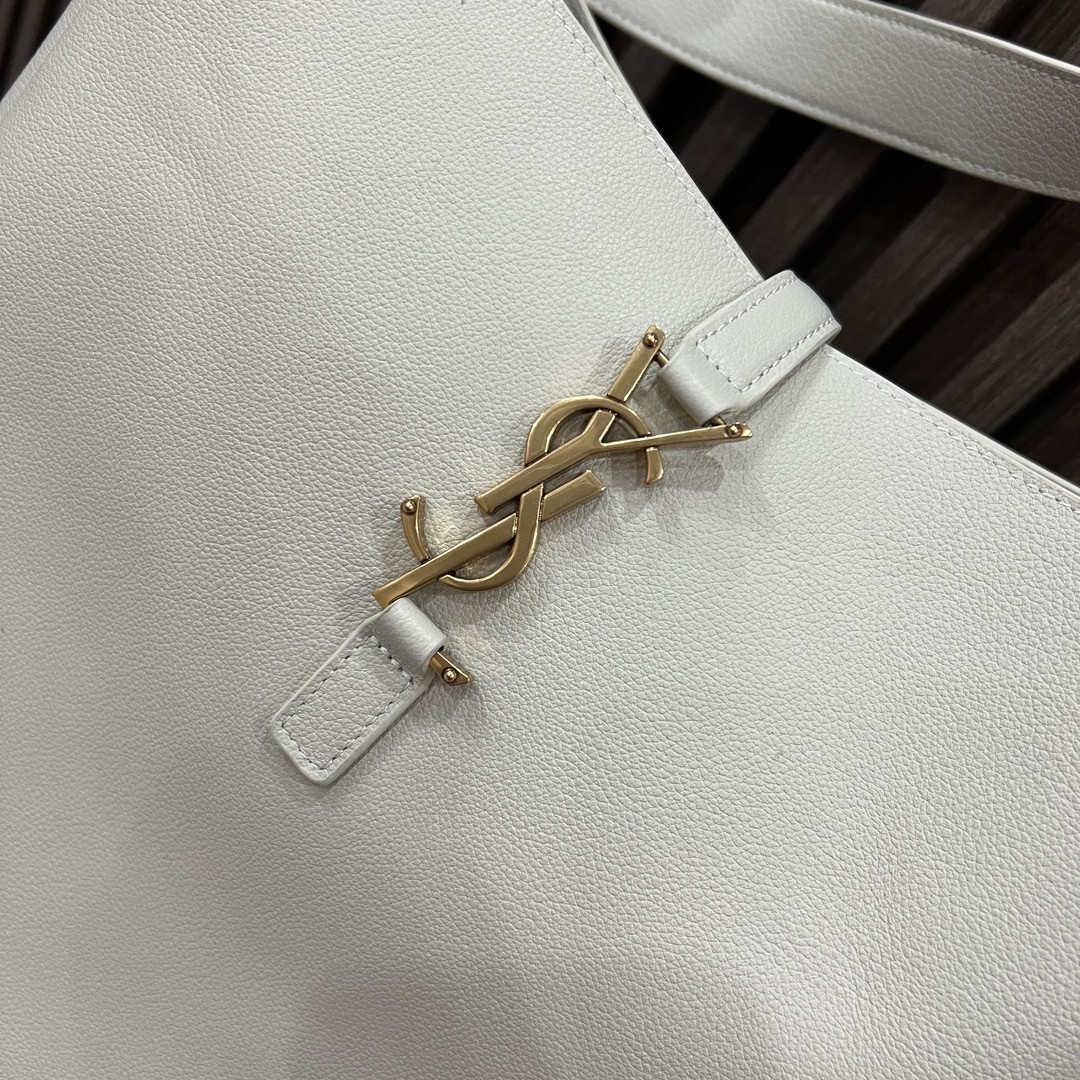 Y*L LE 5 À 7 S*pPLE LARGE IN SMOOTH LEATHER BLANC VINTAGE 11.8" X 11" X 4.3"