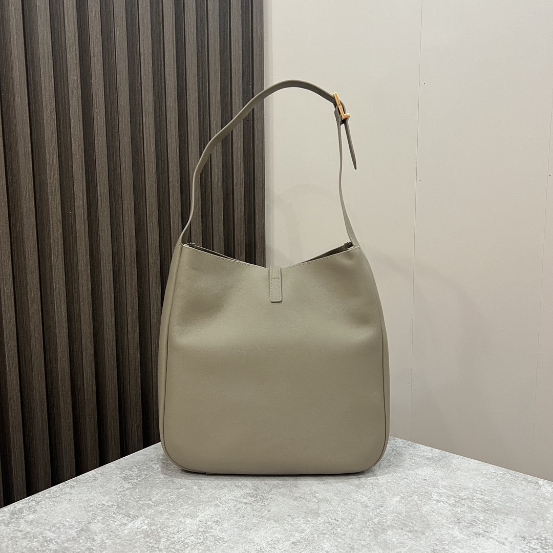 Y*L LE 5 À 7 S*pPLE LARGE IN SMOOTH LEATHER LIGHT GRAY 11.8" X 11" X 4.3"